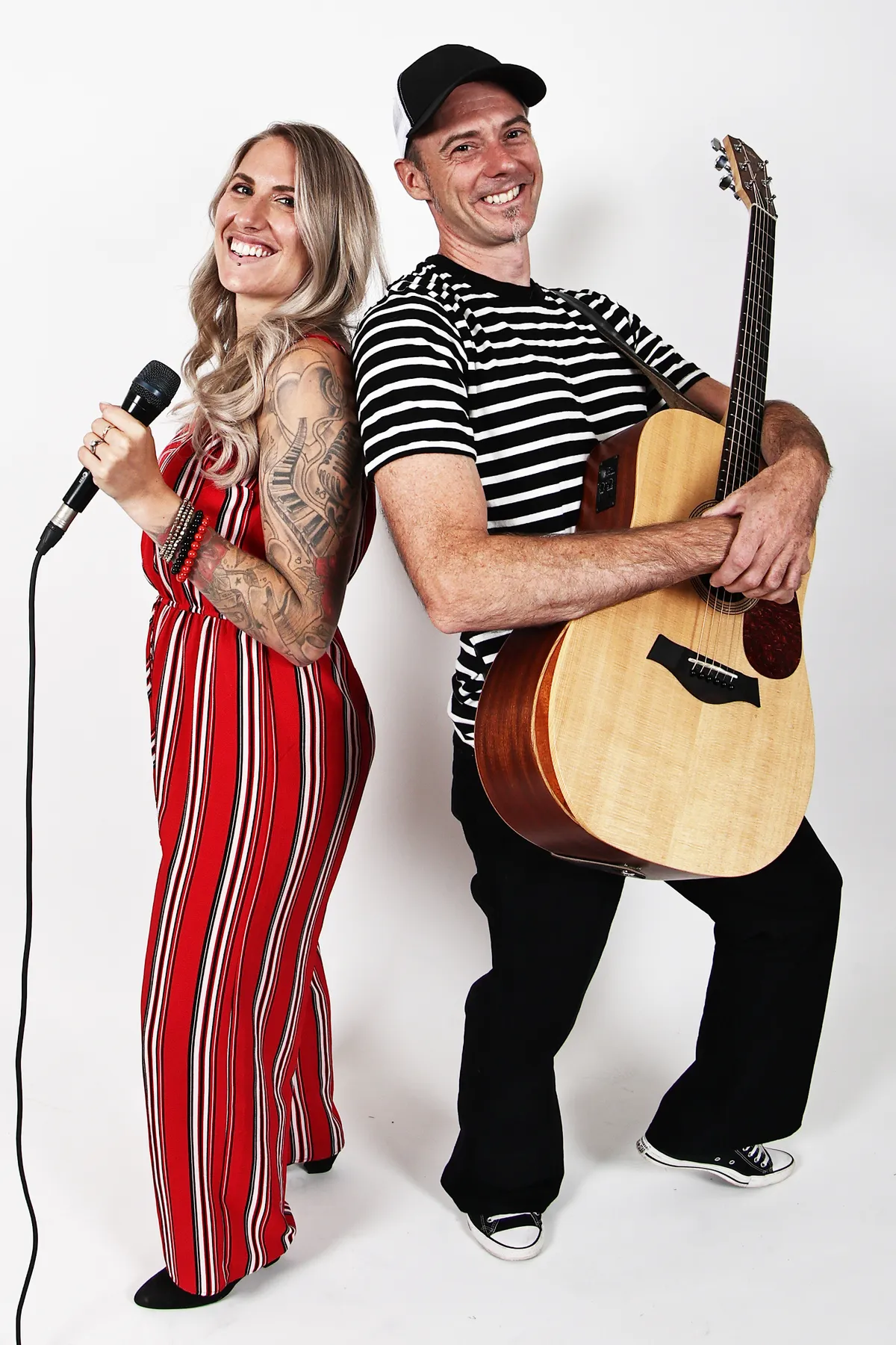 Atome Hits Duo en studio, Vanessa au chant et son partenaire à la guitare