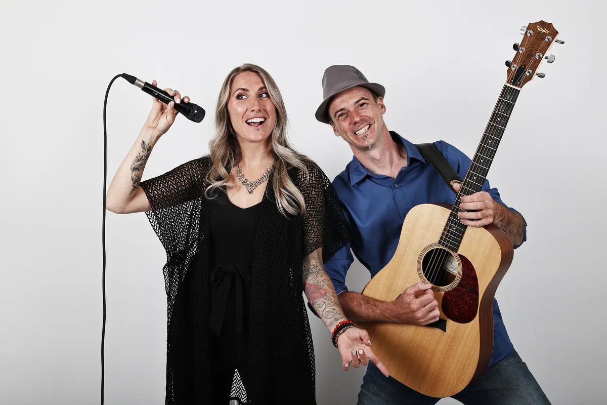 Atome Hits Duo en studio sur fond clair