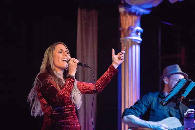Atome Hits Duo en spectacle, Vanessa au chant sous les éclairages de scène