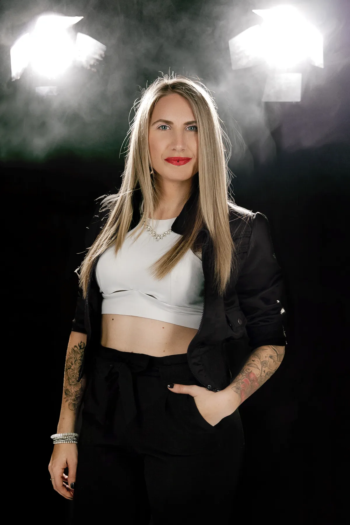 Vanessa Poulin en portrait, éclairée par des projecteurs de scène
